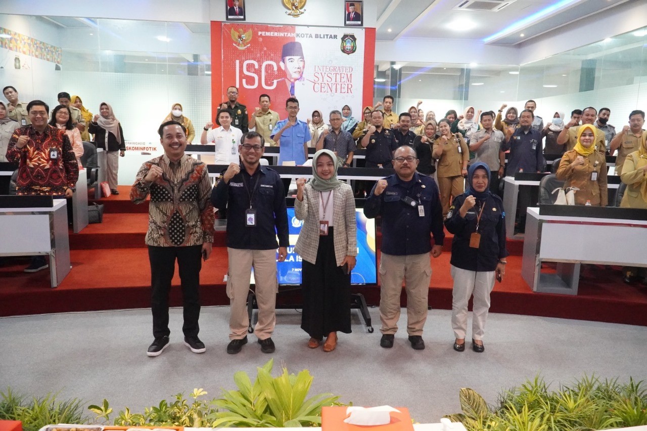 Anggota Bawaslu Kota Blitar, M.  Nur Aziz bersama Bakohumas
