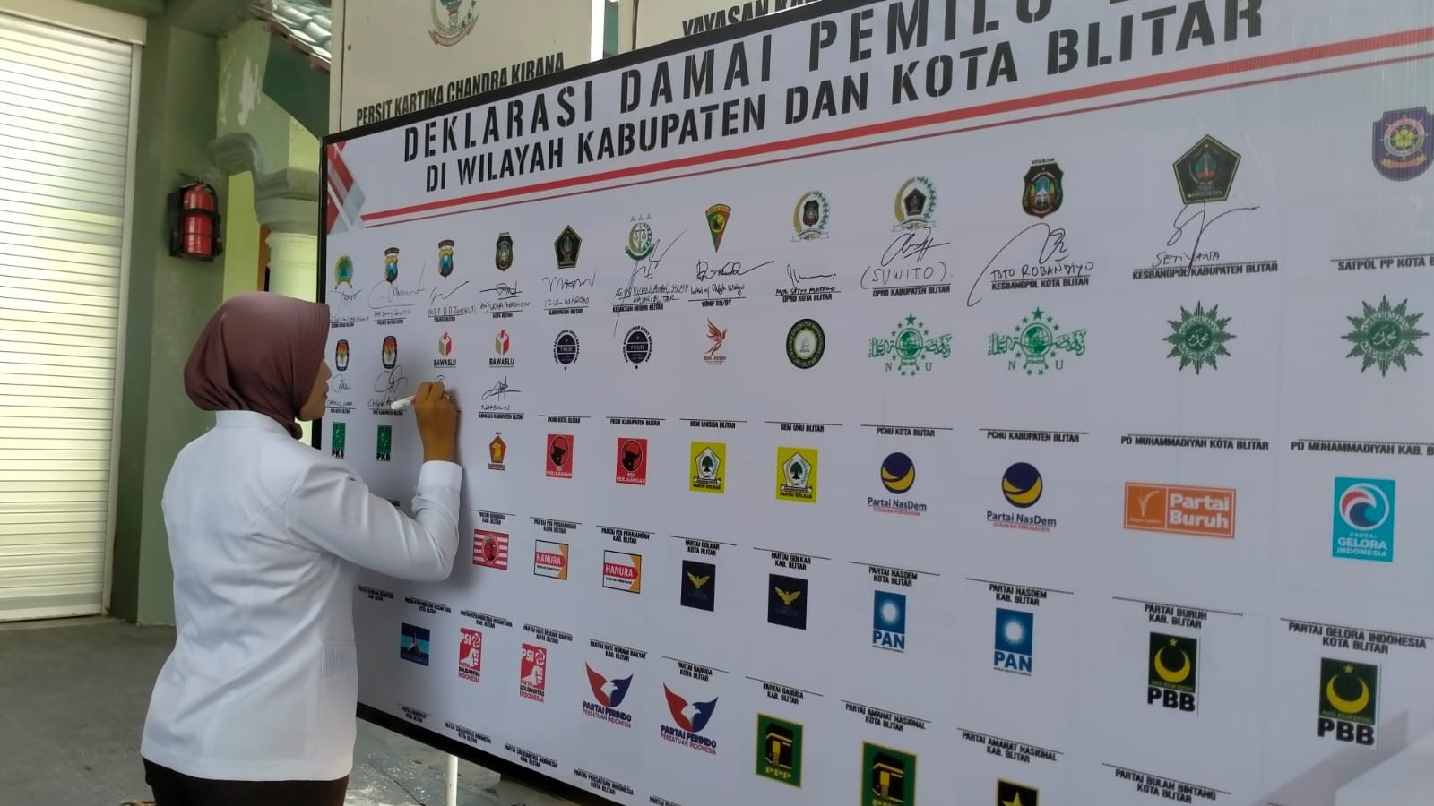 Anggota Bawaslu Kota Blitar Menadatangani Deklarasi Damai
