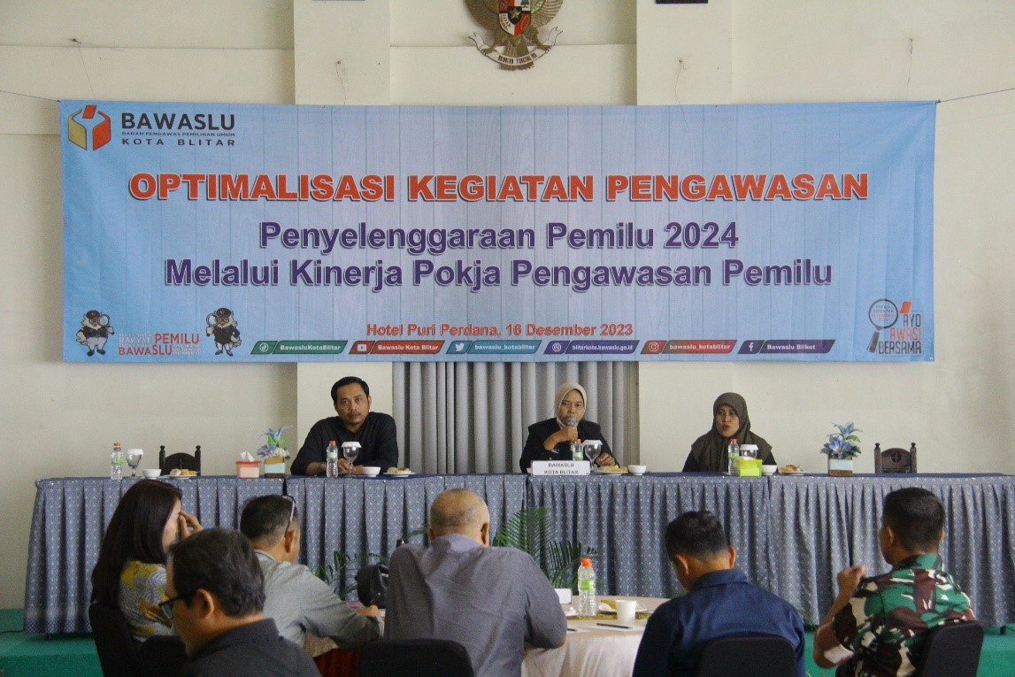 Anggota Bawaslu Kota Blitar bersama Koordinator Sekretariat Bawaslu Kota Blitar