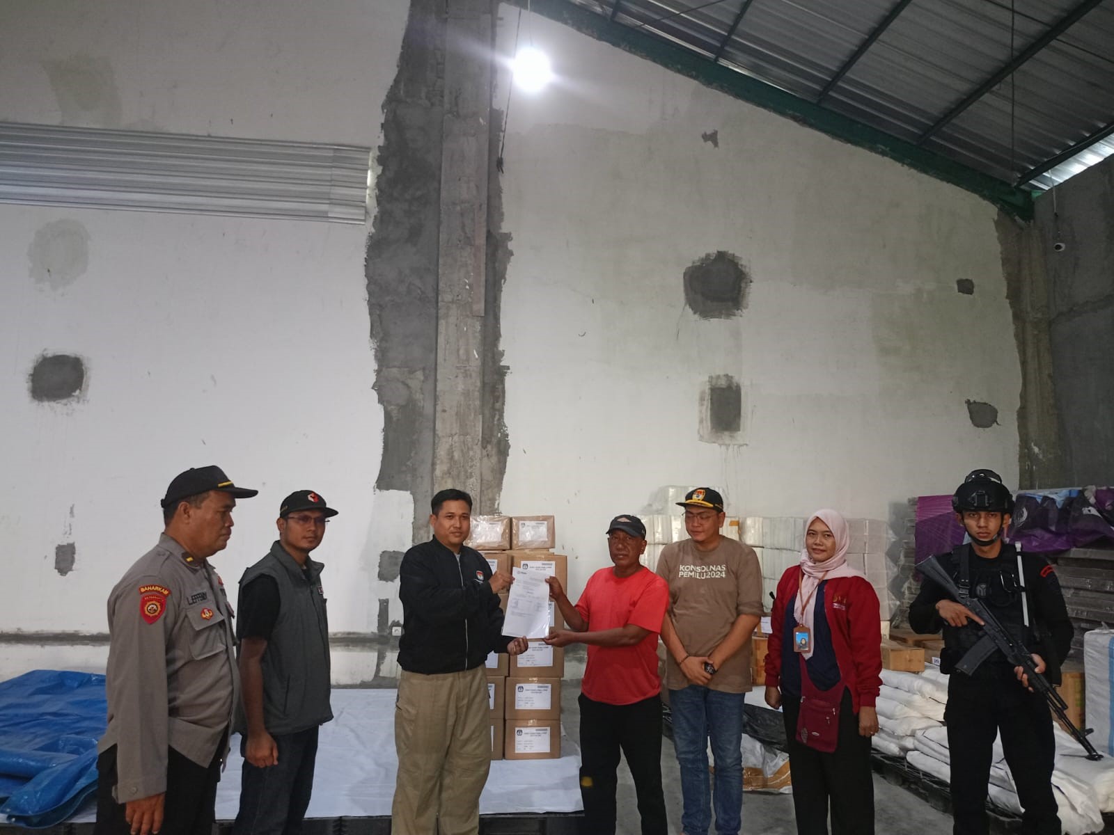 Anggota Bawaslu Kota Blitar Mengawasi Kedatangan Logistik