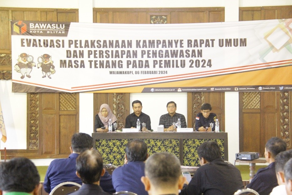 Anggota Bawaslu Kota Blitar bersama Narasumber