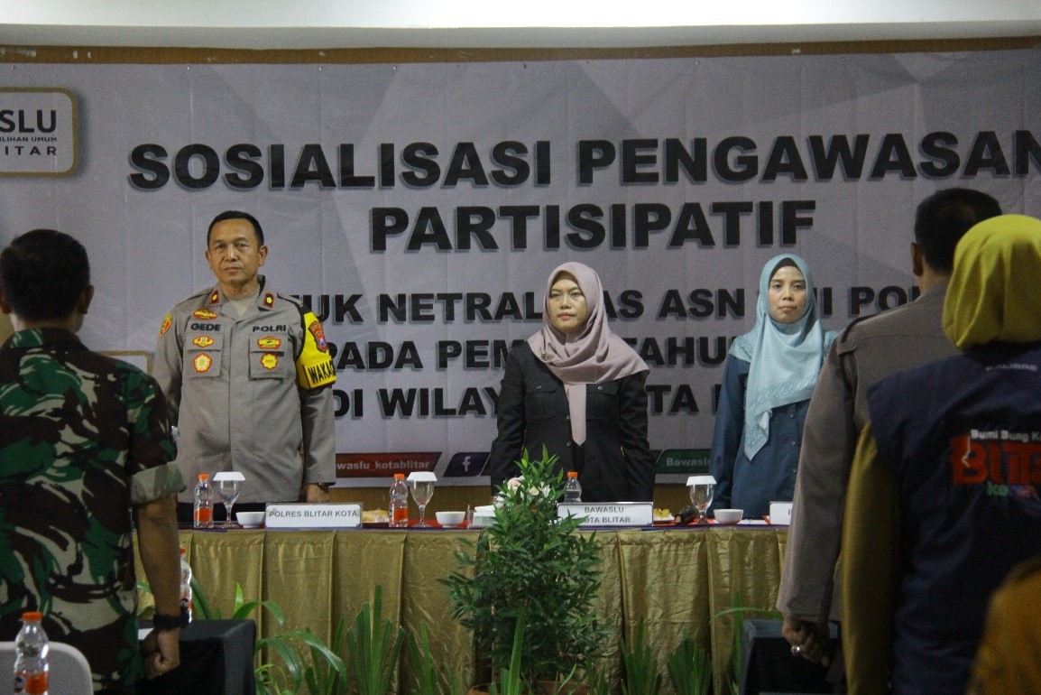Anggota Bawaslu Kota Blitar bersama Narasumber