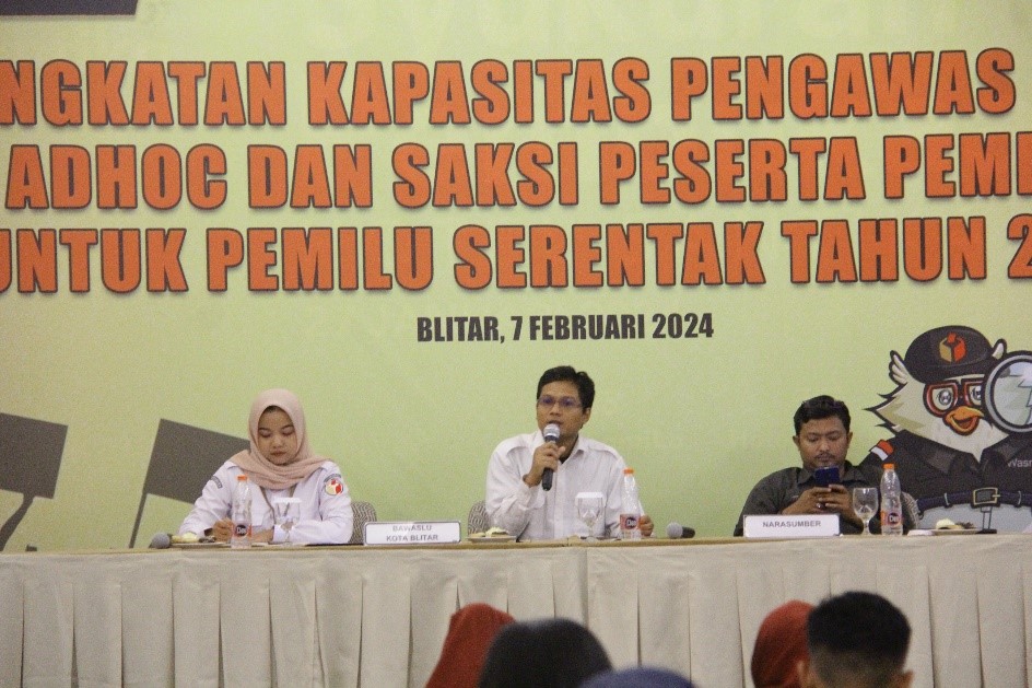 Anggota Bawaslu Kota Blitar bersama Narasumber