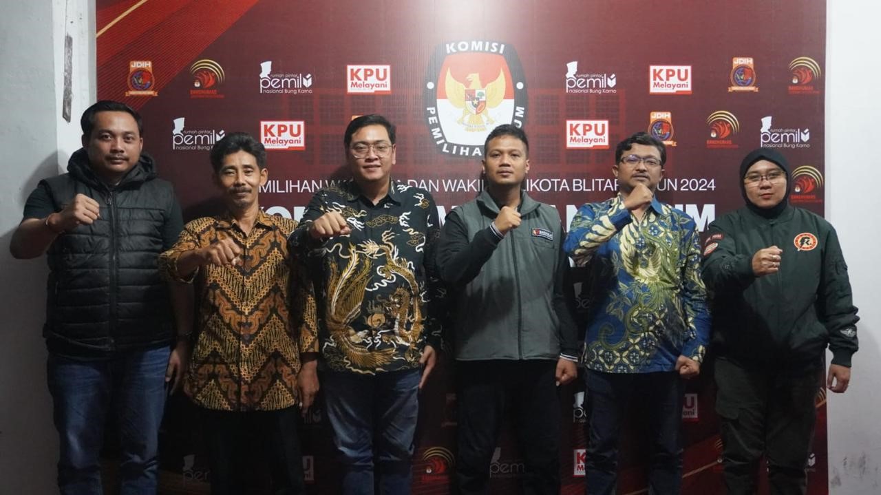 Anggota Bawaslu Kota Blitar bersama Anggota KPU Kota Blitar saat melaksanakan Press Rilis terkait tahapan Pendaftaran Perseorangan 