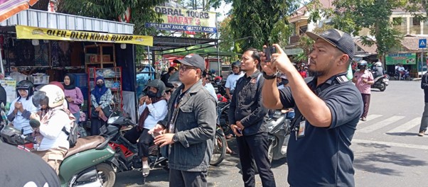 Pengawasan Panwascam Kepanjenkidul bersama PKD pada Titik Kumpul Paslon dan Pendukung di sepanjang Jl. Ciliwung  wilayah Masjid Ar- Rahman