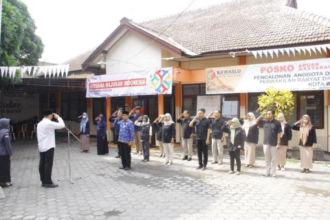 Anggota Bawaslu Kota Blitar memimpin Upacara 