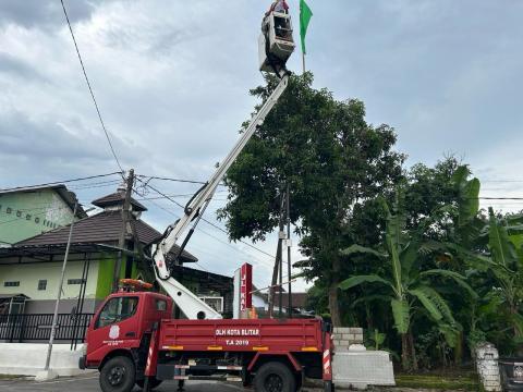 Penertiban APK dengan skylift