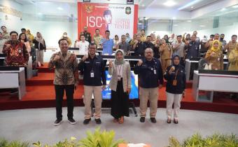 Anggota Bawaslu Kota Blitar, M.  Nur Aziz bersama Bakohumas