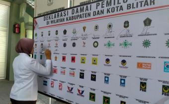 Anggota Bawaslu Kota Blitar Menadatangani Deklarasi Damai