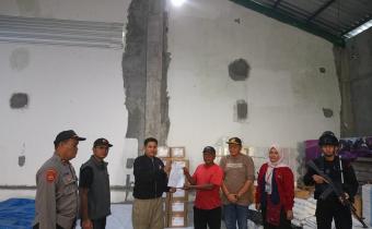 Anggota Bawaslu Kota Blitar Mengawasi Kedatangan Logistik