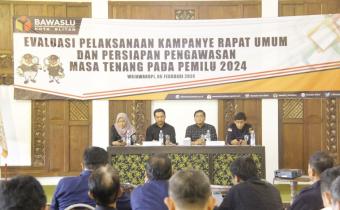 Anggota Bawaslu Kota Blitar bersama Narasumber