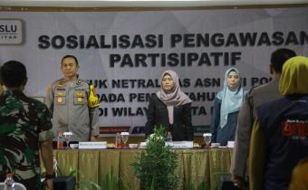 Anggota Bawaslu Kota Blitar bersama Narasumber