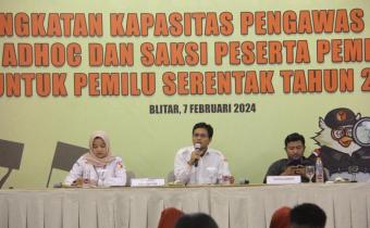 Anggota Bawaslu Kota Blitar bersama Narasumber